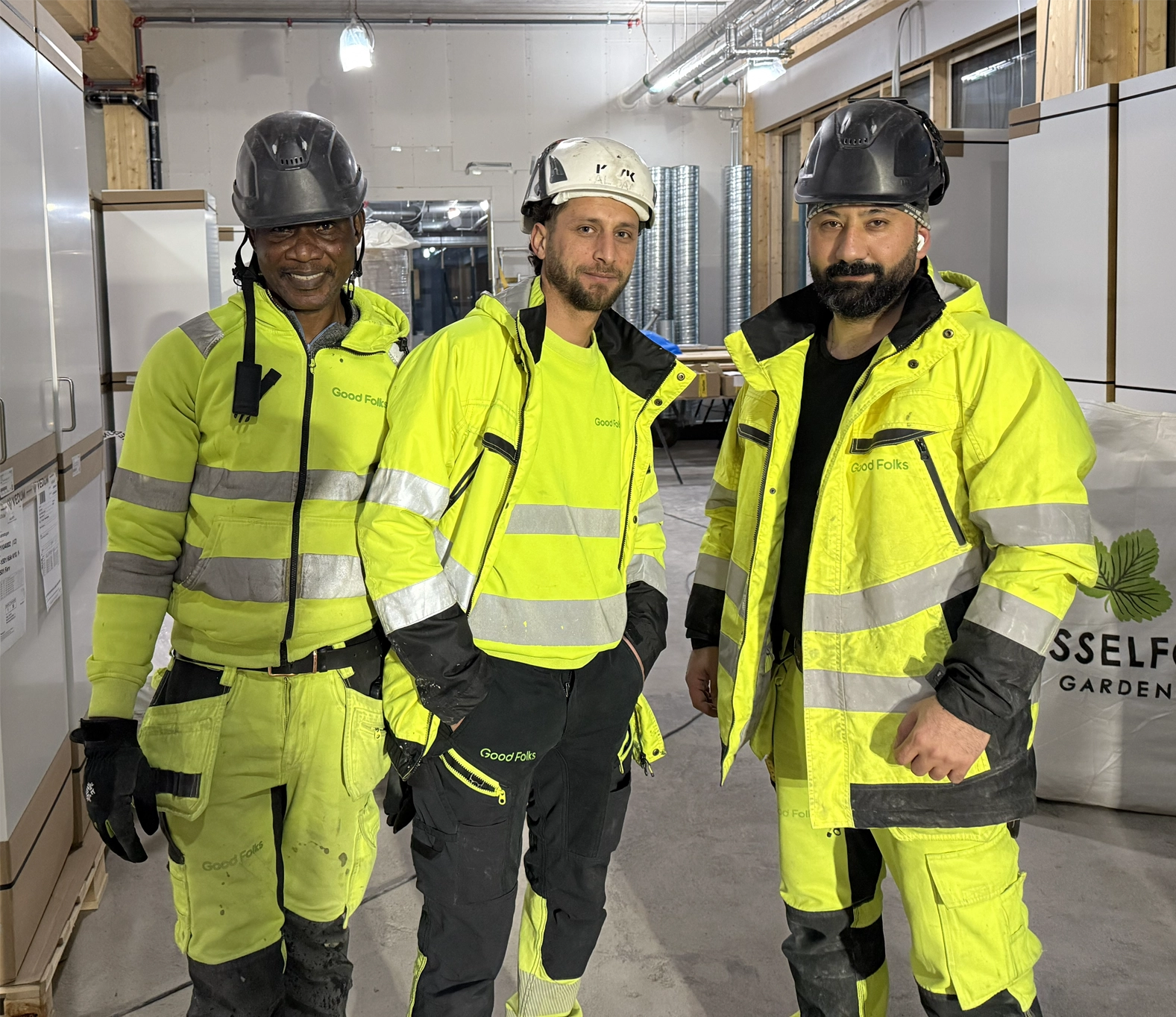 Tre Good Folks medarbetare i lager