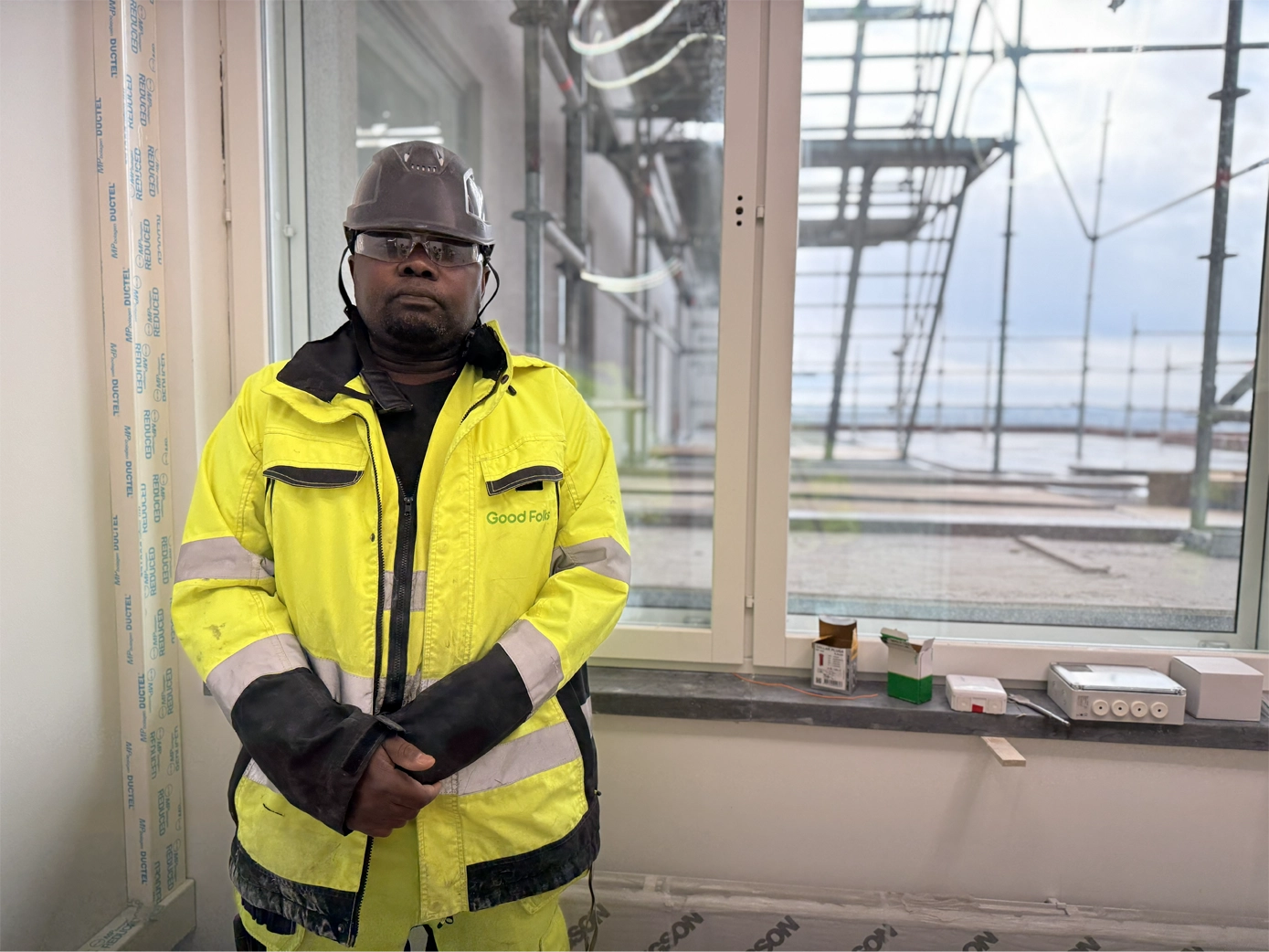 Good Folks medarbetare vid fönster